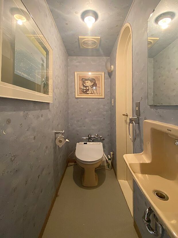 手洗い器別のトイレは廊下と洋室、どちらかも行き来が可能です。アーチ状のドアに拘りが感じられます。