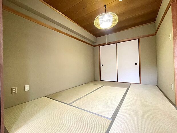 情緒漂う寛ぎの和室は6畳間です。