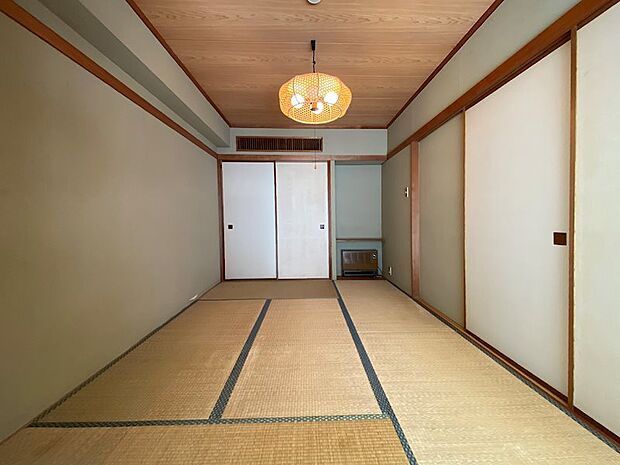 リビングの横に6畳の和室があります。