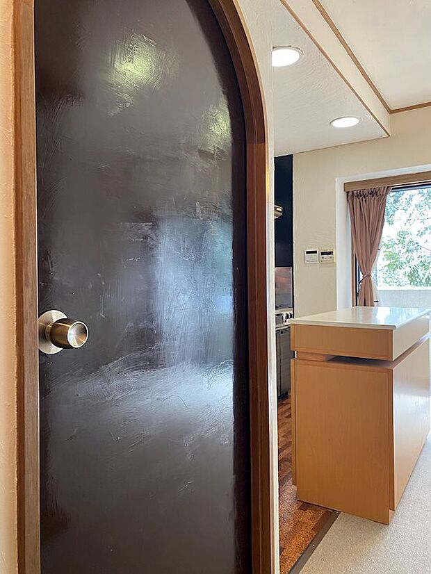 室内の扉はオーナー様によるDIYリフォームにより、刷毛で塗装されています。