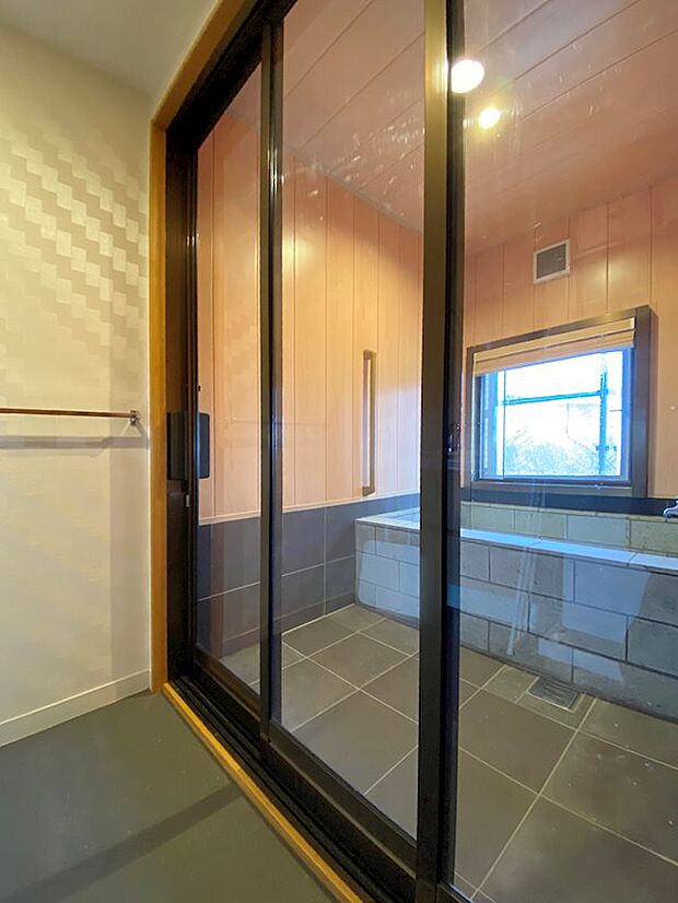 洗面脱衣所と浴室の間にガラスサッシを新設。開放的な空間に仕上がっています。