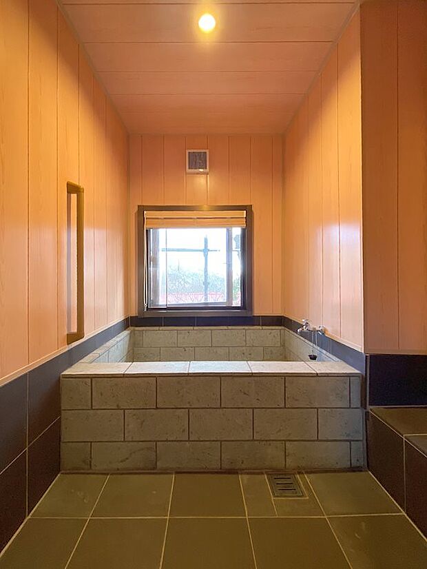浴室は大胆にリフォームされました。洗面脱衣室側に拡張し、浴槽を大きく・ゆったりと寛げる仕様へ。