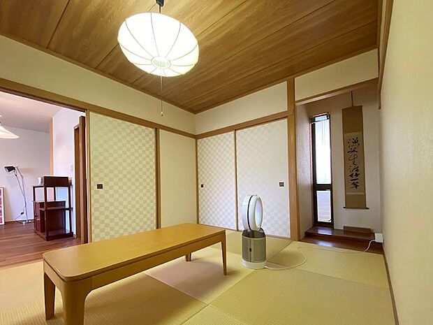 和室には明り取り、通風ができるルーバータイプの窓がございます。