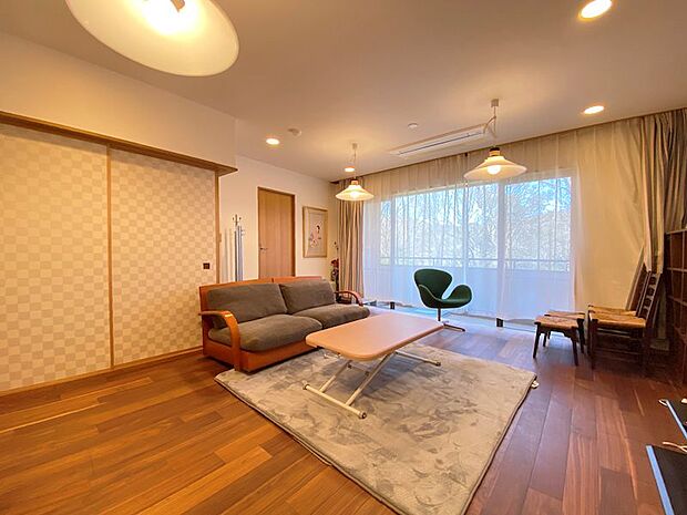 リビングも木目の美しいフローリング張りです。室内の家具はお引継ぎが可能とのこと。