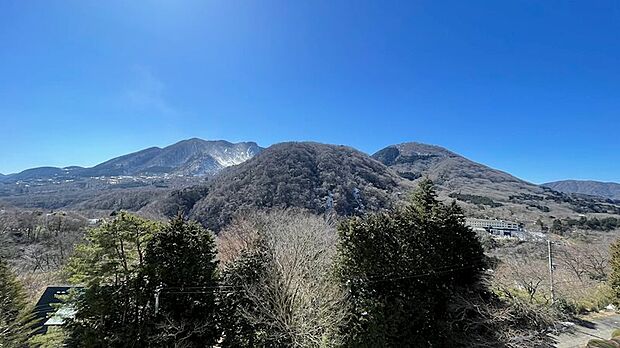正面に小塚山、台ヶ岳、早雲山を望む、素晴らしい景色です。