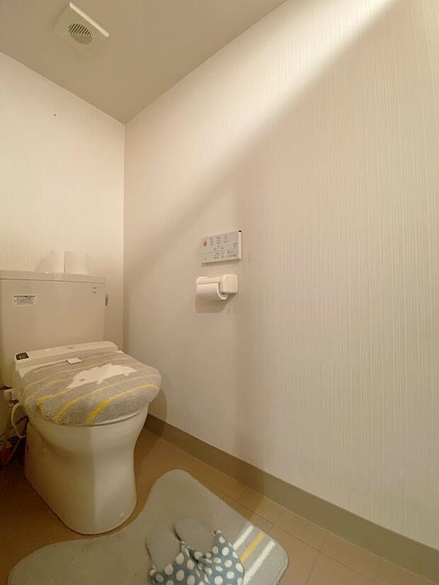 トイレは前のオーナー様が温水洗浄機能付きのものに交換されたようです。便座交換等ご相談ください。
