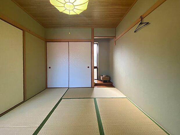 和室にはルーバータイプの窓が設けられています。換気や風通しに重宝します。