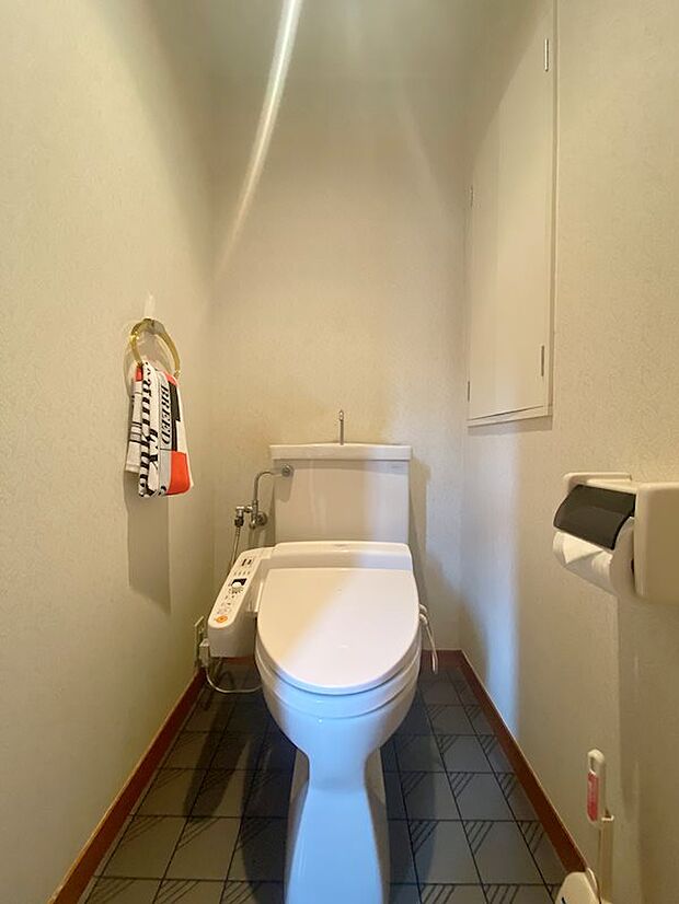 トイレは温水洗浄機能付きです。交換のご相談も承ります。