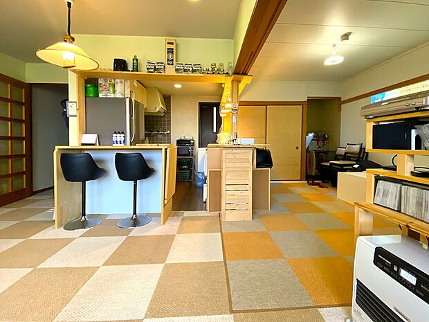 キッチンからリビング、和室側をカウンター仕様にDIYをされております。