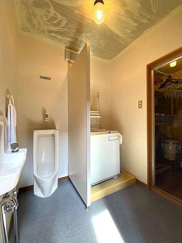 玄関から正面右手側の引き戸の先には男性用トイレ、洗濯機置き場、物置スペースがございます。