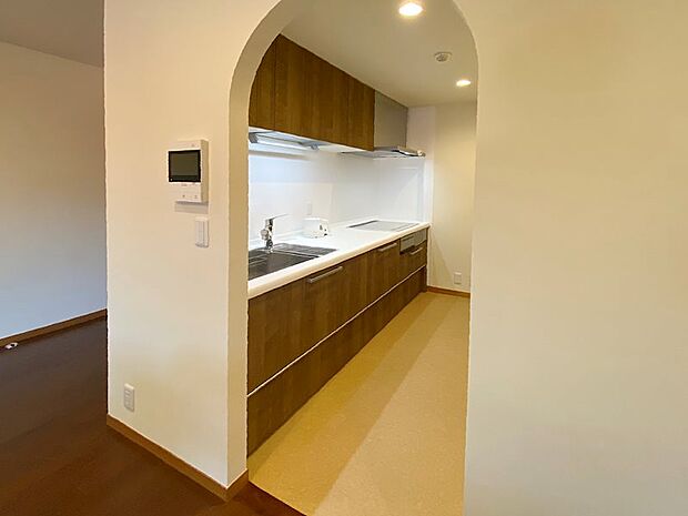 キッチン内壁の開口部分をアーチ状に変更し、グっとお洒落な空間に。