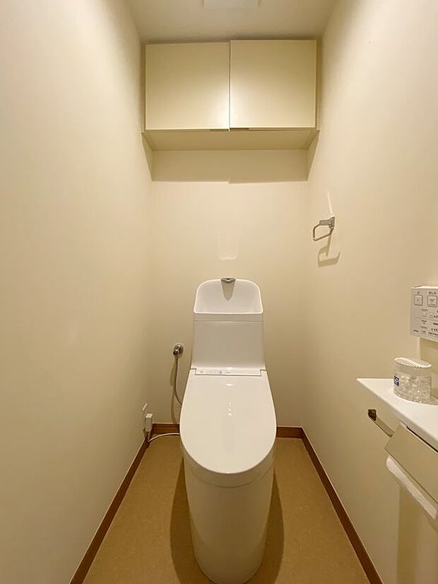 トイレも2022年に交換されています。シンプル、実用的なトイレです。