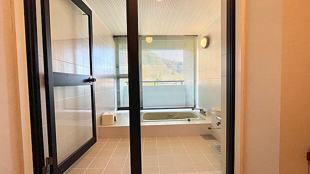 浴室はガラス張りのデザインになっており、開放感がございます。