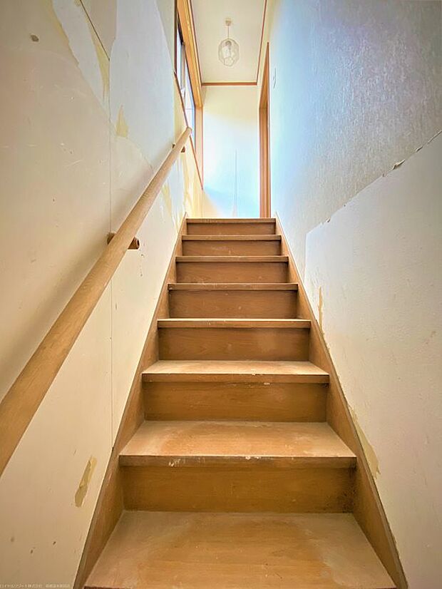 2階フロアから3階フロアへの階段でございます。