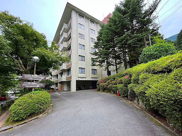 昭和54年築、歴史あるフジタ第6箱根山マンション。コンビニ、バス停も近く、徒歩での行き来も可能です。