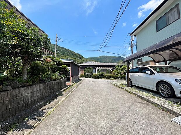 南側前面道路から撮影こちらの道路は建築基準法上の道路の扱いになっていません。