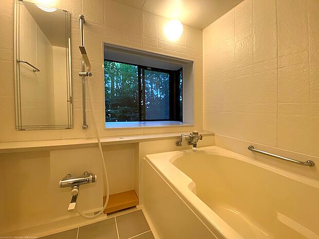 お部屋のお風呂も少し広めに造られれています。窓からの緑も好印象です。