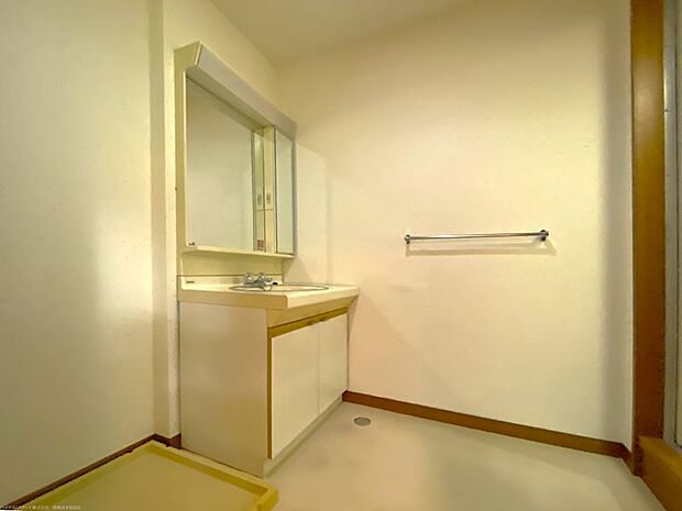 洗面室は洗濯用水栓、洗濯排水パンが設置されております。