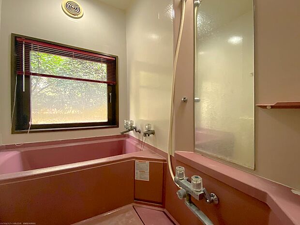 浴室は戸別温泉引き込みがあり、大きめのバスタブも魅力的です。