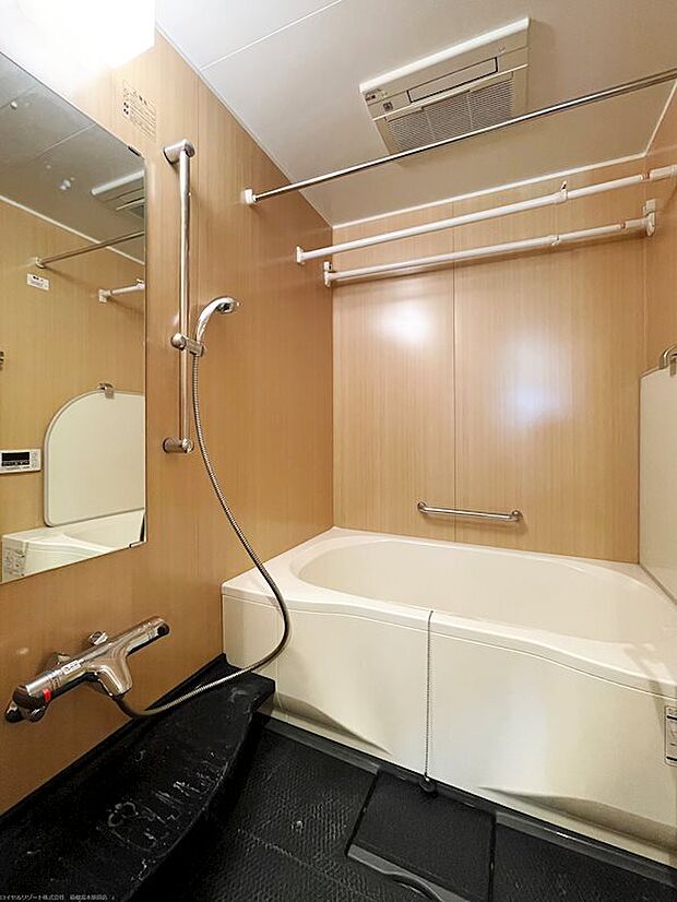 お部屋の浴室も綺麗な状態です。便利な浴室暖房乾燥機付きです。