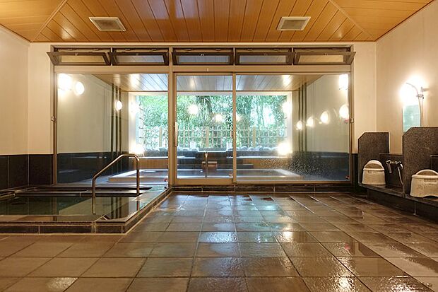 趣きの異なる2種類の露天付温泉大浴場。日替わりでお愉しみいただけます。こちらはミストサウナ側です。