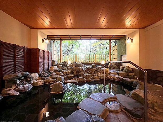 クオリティの高い岩風呂。湯本温泉でゆっくりと癒されるリラクゼーションスペースです。