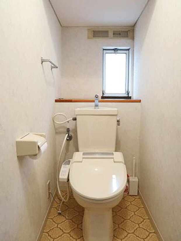 ≪お手洗い≫　温水洗浄機能付きのトイレです。