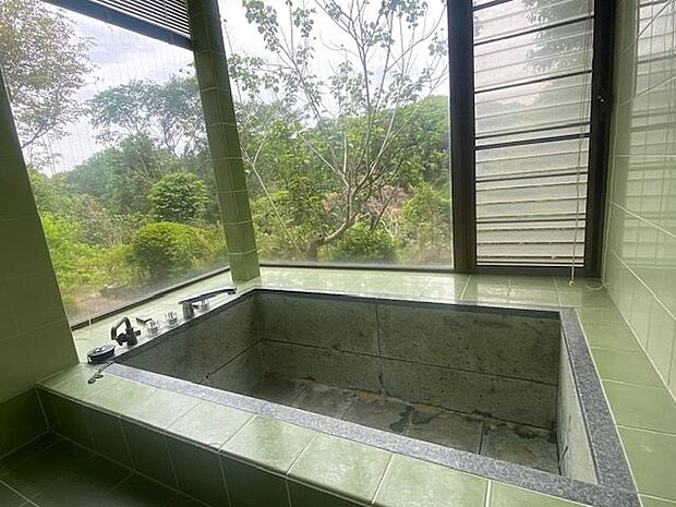 【浴室】温泉権利付き！景色を楽しめます