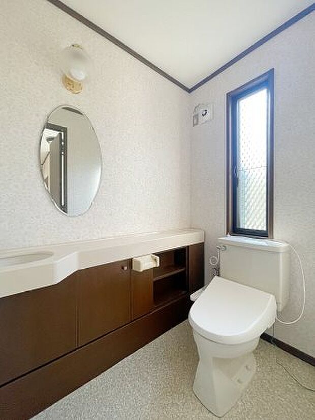 ≪トイレ≫　1階のトイレ。ゆとりのある造りです。