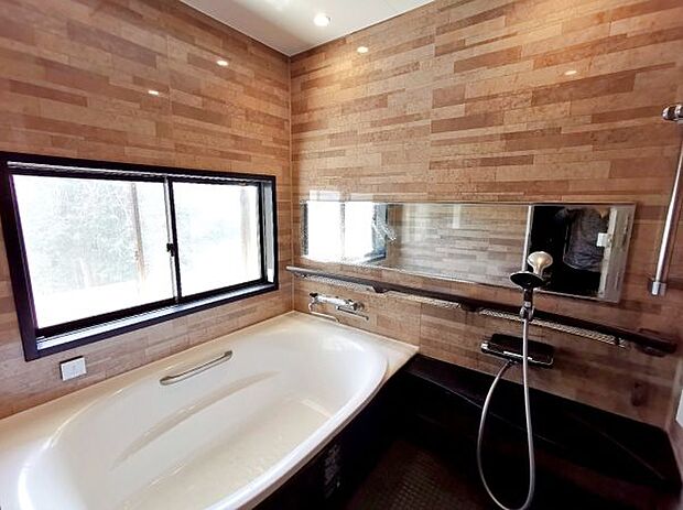≪浴室≫　浴室もリフォームされていて清潔感があります。