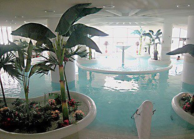 【屋内プール】南国の雰囲気の温水プールです。