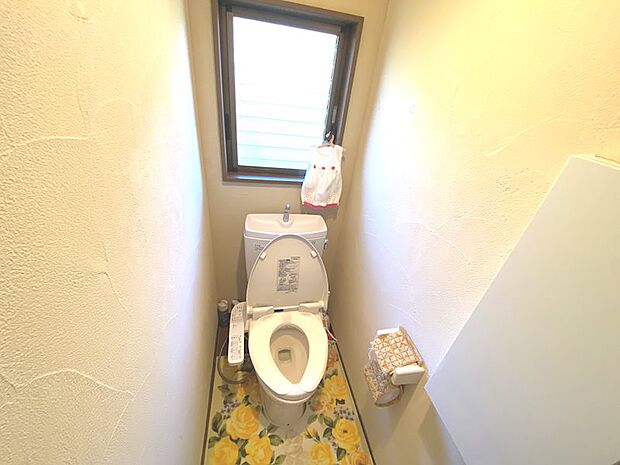 【2階トイレ】こちらは2階のトイレです。窓が大きめです。