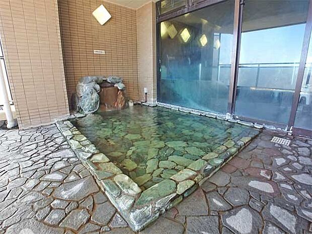 【露天風呂】開放的な温泉露天風呂です（共用施設）。