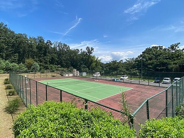 【テニスコート】テニスコート・BBQスペースなど施設が充実しています。
