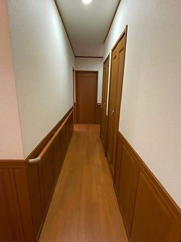 【廊下】1階の廊下、手摺りもあり安心です。