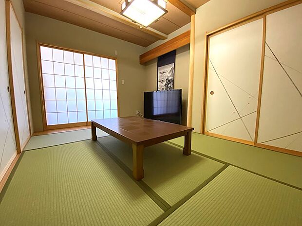 【和室】床の間付きの和室です。畳が新しくい草の香りがします。