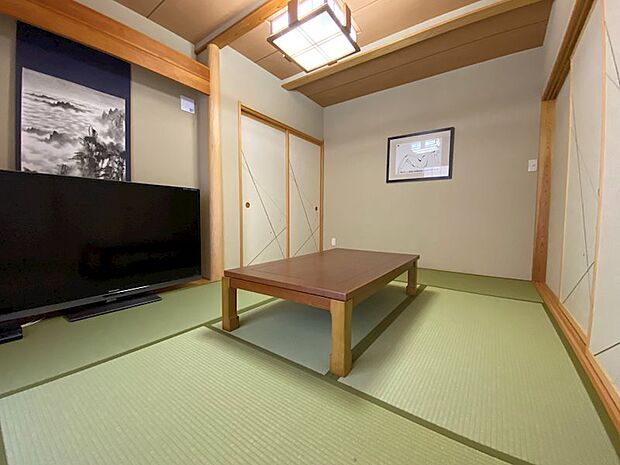 【和室】別角度から撮影した和室です。襖を開けますと寝室とされている洋室がございます。