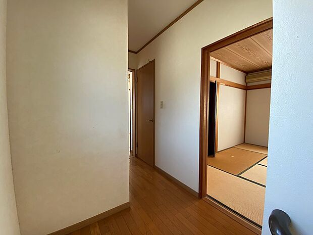 2階に上がり、手前が和室、奥が洋室となっております。