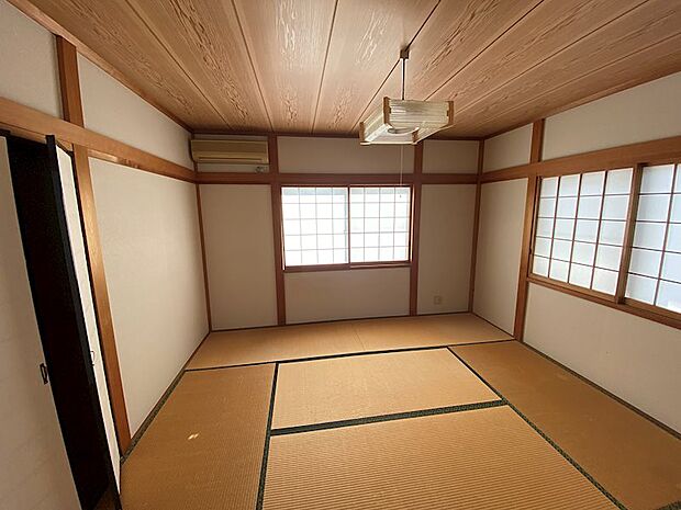 和室は8帖で、南東向きです。