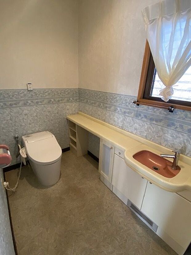 【トイレ】2階タンクレストイレです手洗い付き