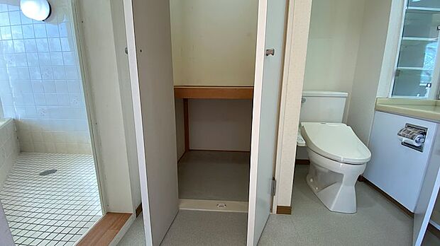 ≪洗面脱衣室・トイレ≫洗面脱衣室兼トイレです。こちらのトイレを2020年に交換済です。