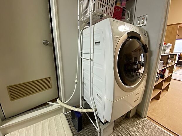 【洗濯機】オーナー様自らが設置された洗濯機です。