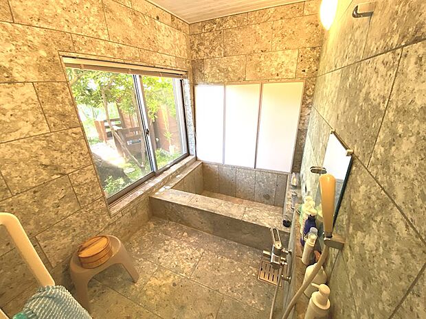 【浴室】窓の大きな石風呂です