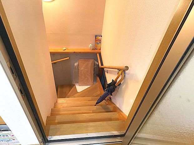 【地階階段】地下収納室につながります。