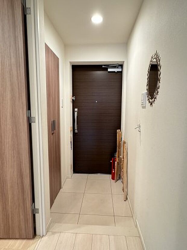 玄関扉は、耐震ドアが採用されており地震の影響で玄関扉が開閉できなくなることを防いでくれます。