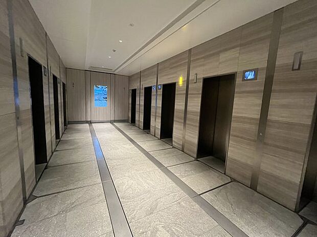 高層階用（29階〜）エレベーターもあります。