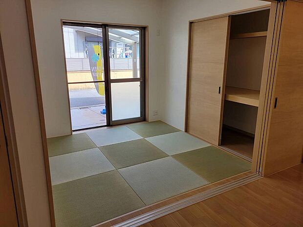リビング隣接の和室は、琉球風畳に入れ替えています