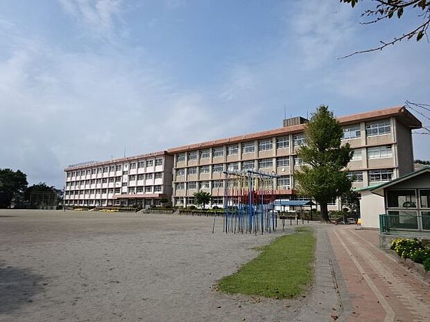 吉野小学校【鹿児島市立吉野小学校】は、吉野町に位置する1871年創立の小学校です。令和3年度の生徒数は1161人で、43クラスあります。 440m