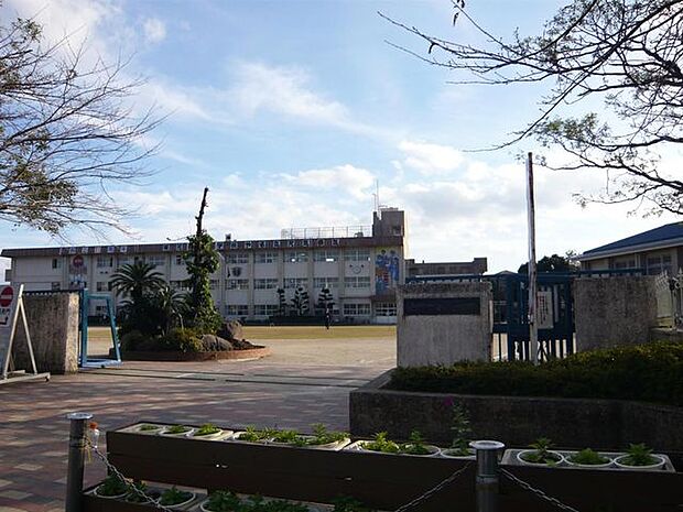 坂元台小学校【鹿児島市立坂元台小学校】は、西坂元町に位置する1985年創立の小学校です。令和3年度の生徒数は403人で、16クラスあります。校訓は「やる気　元気　根気」です。 550m