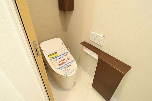【1Fトイレ】1Fトイレはタンクレストイレでスッキリとした空間です！